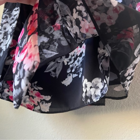 White House Black Market Bow Tie Printed Black Pink Floral Halter Top, size 6P - Picture 10 of 14